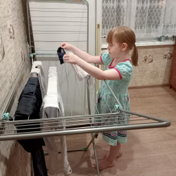 Помогла маме развесить белье после стирки